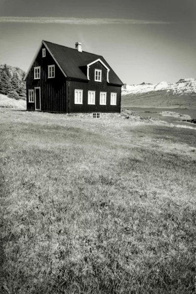 Schwarzes Haus am Berg, Island 2015