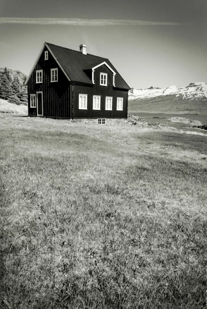 Schwarzes Haus am Berg, Island 2015